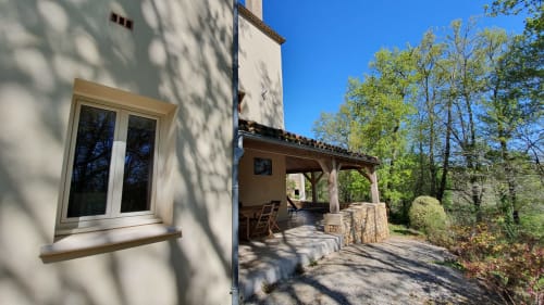 Gevel van vakantiehuis Agate met terras en stenen muur – Domaine du Cardou