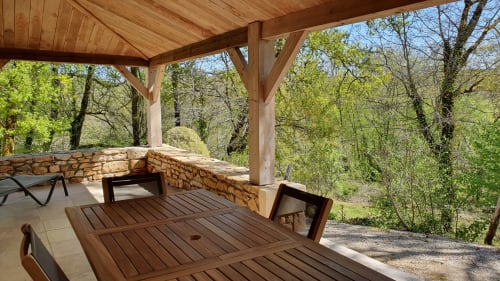 Overdekt houten terras van vakantiehuis Agate met uitzicht op de natuur