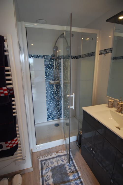 Grande salle de bain dans gîte de groupe beaujolais