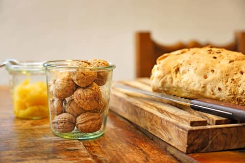 Noix dans un bocal en verre avec du pain et un citron à L'étape Du Fanfoué B&B à Chamrousse