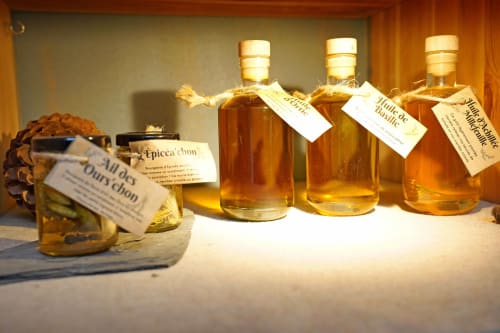 Huiles et vinaigres artisanaux présentés à L'étape Du Fanfoué, gîte de charme à Chamrousse, France.