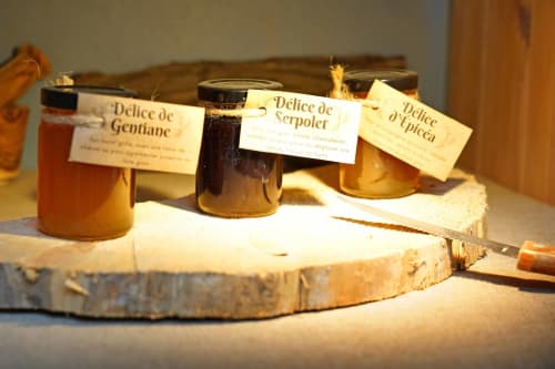 Assortiment de conserves artisanales françaises à la guesthouse L'étape Du Fanfoué à Chamrousse : Délice de Gentiane, Serpolet et