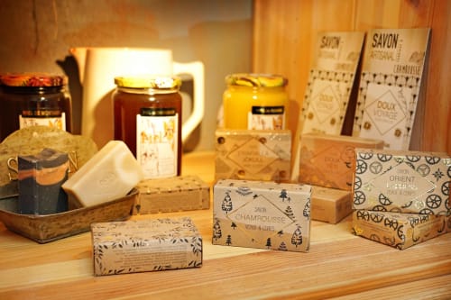 Savons artisanaux et produits de toilette exposés au gîte L'étape Du Fanfoué à Chamrousse
