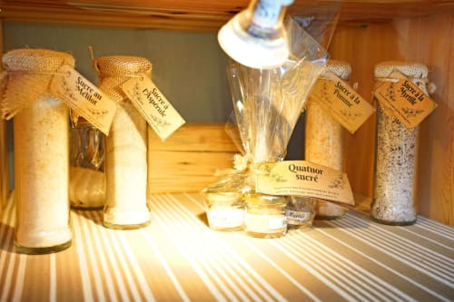 Produits artisanaux et épices présentés dans des bocaux en verre à L'étape Du Fanfoué BnB à Chamrousse