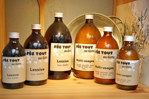 Bouteilles de produits nettoyants Pée Tout à L'étape Du Fanfoué BnB à Chamrousse