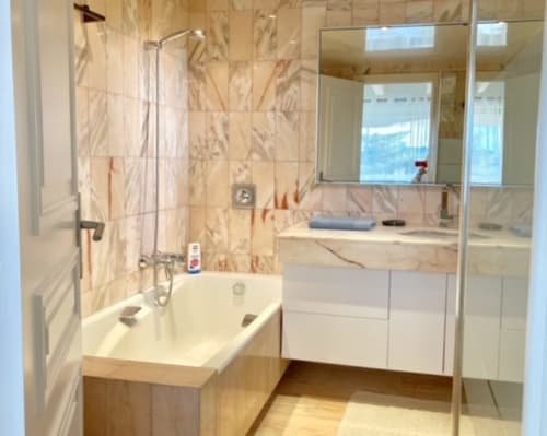 Location à Cannes vue mer panoramique, avec chambre en suite Salle de bain et marbre
