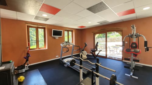 Gimnasio renovado con equipamiento profesional