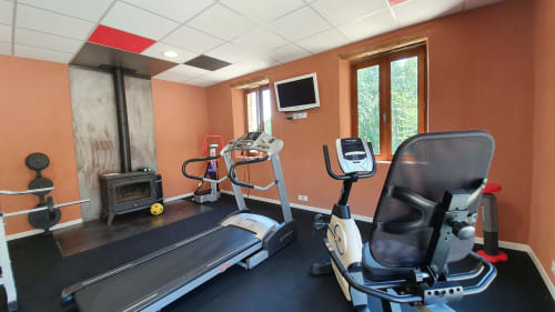 Sala de fitness luminosa con equipos de cardio