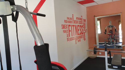 Gimnasio equipado con máquinas de musculación