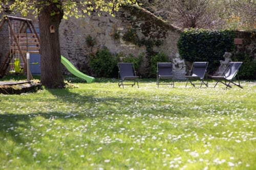 Une partie du jardin aux beaux tilleuls