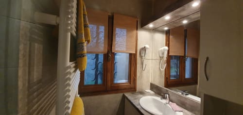 Segundo baño del Gîte Jade, con lavabo, espejo iluminado y toallero eléctrico, ambiente cálido y natural