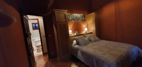 Segundo dormitorio del Gîte Jade, con acceso a la galería de piedra, cama doble y baño privado