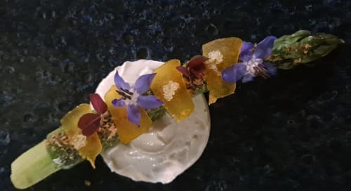 Une asperge sublimée par le chef étoilé Gabin Bouguet du restaurant le Donjon en Normandie