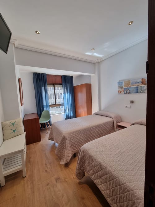 Habitación triple amplia - Pensión Angelines by Sneuu, Santander, Cantabria. 