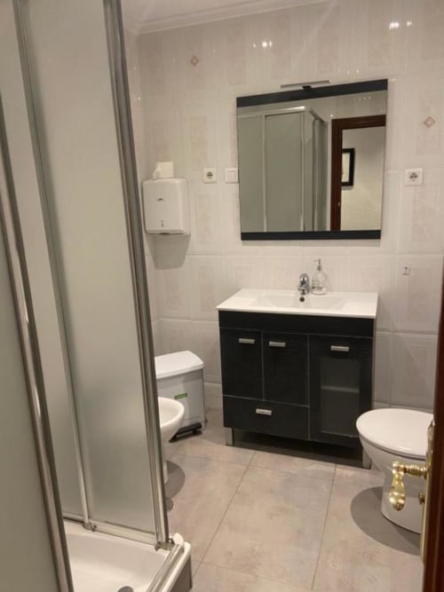 Baño compartido habitación cuádruple - Pensión Angelines by Sneuu, Santander.