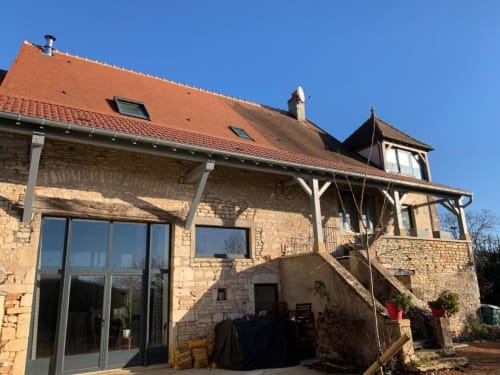 La maison et sa terrasse orientée au Sud.