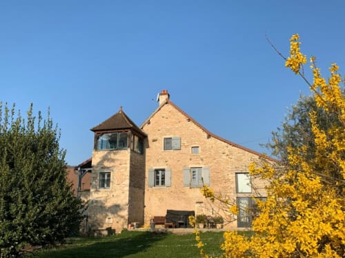 La maison dans son écrin  de verdure.