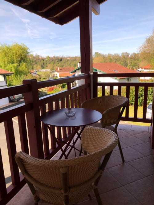 CHAMBRE CONFORTABLE LIT DOUBLE PAYS BASQUE SOLEIL CAMBO AUTHENTIQUE CLIMATISATION TERRASSE VUE MONTAGNE CALME