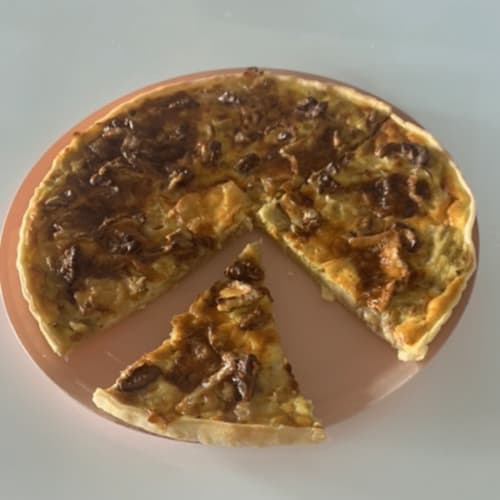Une part de tarte salée pour l'entrée.