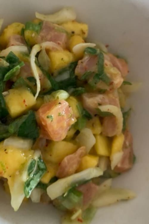 Une salade fraîche à la mangue et au saumon.