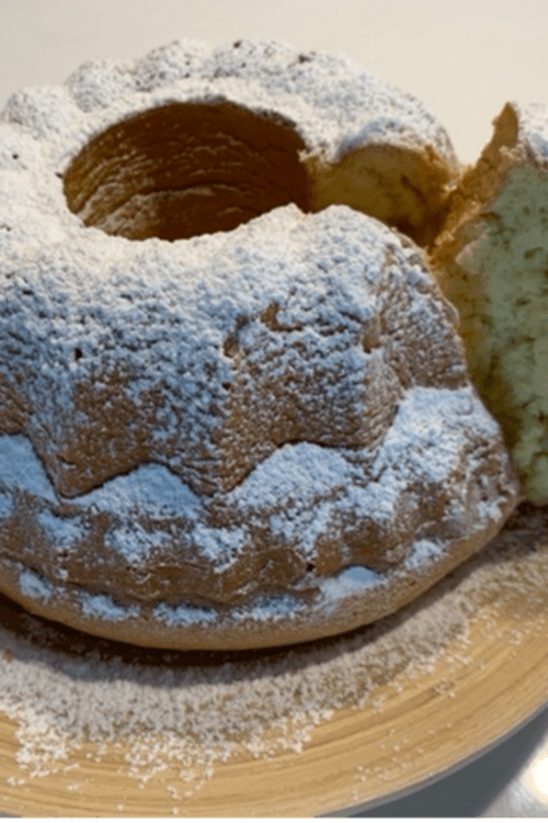Un gâteau de Savoie. si bon avec un thé ou un chocolat chaud.