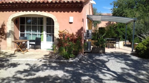 Terrasse des Studio Les Bambous in den Jardins De l'Ermitage in Les Salles-sur-Verdon mit Sitzbereich und Pergola