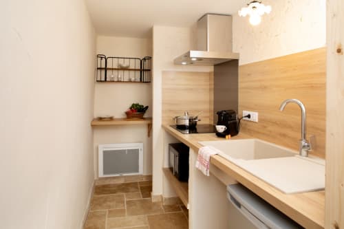 Chambre Sylvie - L'Hôte Antique - bed and breakfast - fully equipped kitchen - stones