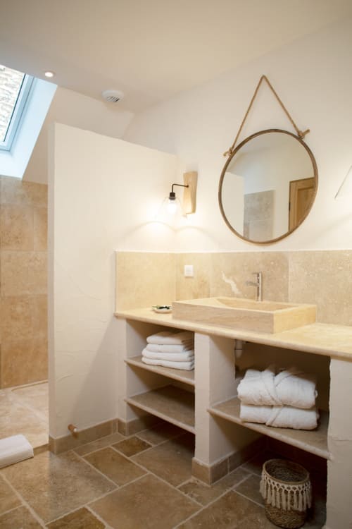  Berthe's Room - L'Hôte Antique - Pichanges - large stone bathroom