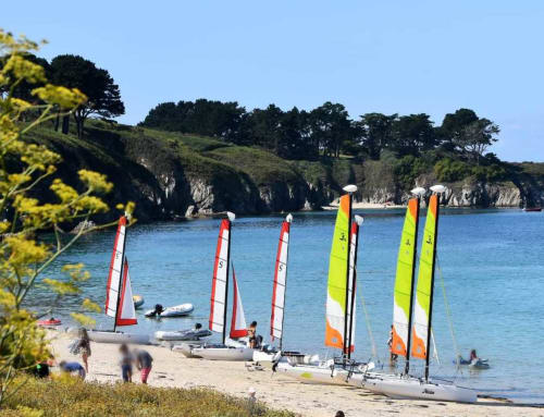 loisirs nautiques à la plage des grands sables à 15 minutes à pied des maisons de Kerdavid île - Locmaria - Sud de belle île en mer