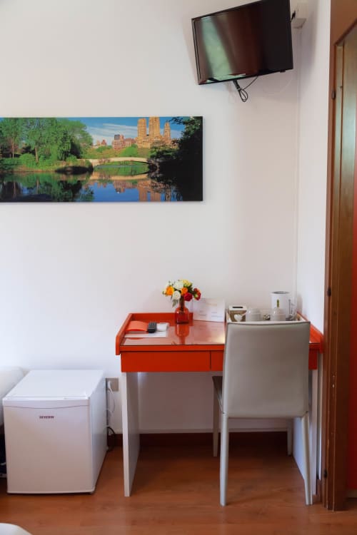 B&B I Salici | camera matrimoniale, accessibile ai disabili, con balcone, colazione inclusa, servizio vigilanza, catering a domicilio, ristoranti convenzionati, servizi infermieristici.
