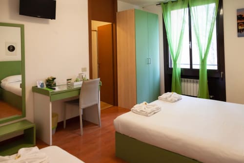 B&B I Salici | camera matrimoniale, accessibile ai disabili, con balcone, colazione inclusa, servizio vigilanza, catering a domicilio, ristoranti convenzionati, servizi infermieristici.