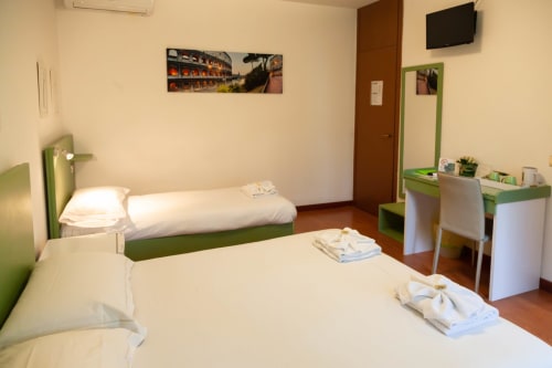 B&B I Salici | camera matrimoniale, accessibile ai disabili, con balcone, colazione inclusa, servizio vigilanza, catering a domicilio, ristoranti convenzionati, servizi infermieristici.