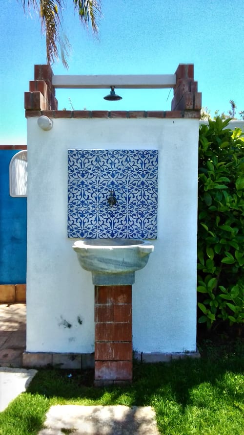 Buitendouche bij Villa Blanche Holidays in Marsala met blauw Marokkaans tegeldesign en palmboom tegen heldere hemel