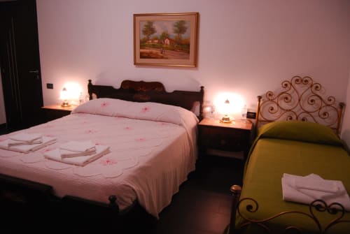 Casa MaMa Guesthouse | camera tripla con scrivania, tv, wifi, balcone, aria condizionata nel cuore di Genova, zona industriale, zona aeroporto, vicino acquario.