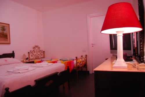 Casa MaMa Guesthouse | camera tripla con scrivania, tv, wifi, balcone, aria condizionata nel cuore di Genova, zona industriale, zona aeroporto, vicino acquario.