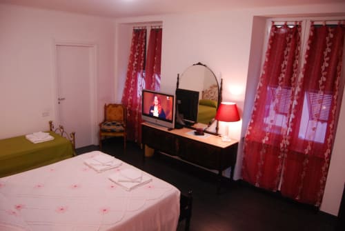 Casa MaMa Guesthouse | camera tripla con scrivania, tv, wifi, balcone, aria condizionata nel cuore di Genova, zona industriale, zona aeroporto, vicino acquario.