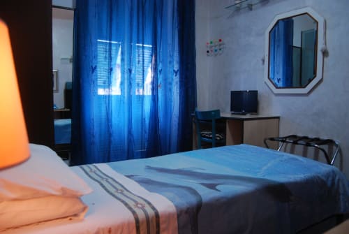 Casa MaMa Guesthouse | camera singola con scrivania, tv, wifi, balcone, aria condizionata nel cuore di Genova, zona industriale, zona aeroporto, vicino acquario.