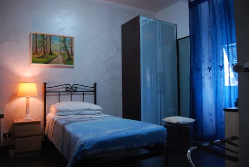 Casa MaMa Guesthouse | camera singola con scrivania, tv, wifi, balcone, aria condizionata nel cuore di Genova, zona industriale, zona aeroporto, vicino acquario.