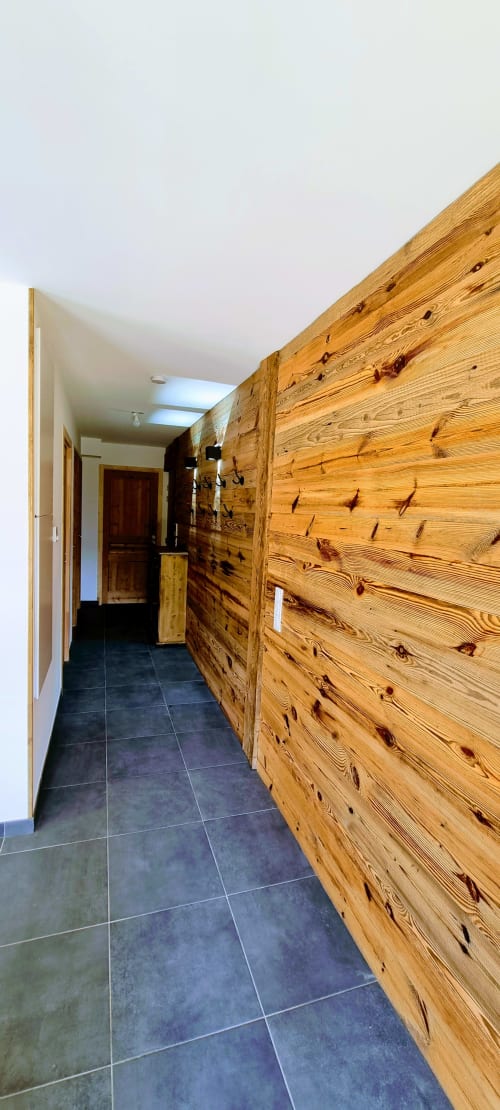 Chalet, Appartement , bois, couloir, entrée **Le Cairn de Morillon**  &  **Le Cairn de Samoëns**