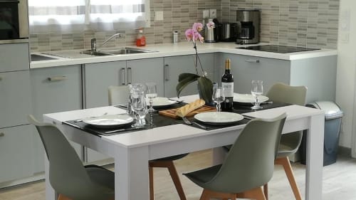 Cuisine-séjour moderne à la Résidence des dunes B&B à Landéda avec table dressée et orchidées roses
