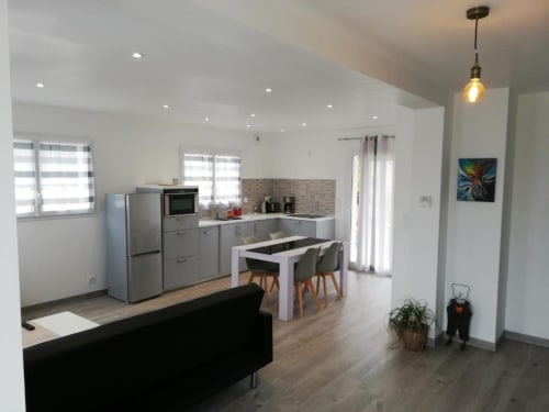 Cuisine ouverte et salle à manger modernes à la Résidence des dunes BnB à Landéda avec électroménagers en acier inoxydable