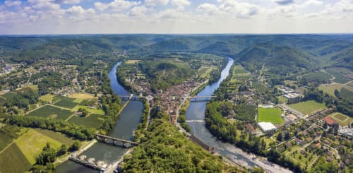 Luchtfoto van de Lot-vallei met rivier en heuvels
