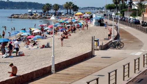 Gazagnaire beach in front of Fettolina rental in Cannes