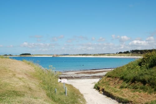 Baie turquoise et plage de sable à la Résidence des dunes à Landéda, Bretagne, France