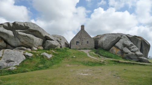 Maison en pierre blottie entre des rochers de granit à Landéda, Bretagne - Résidence des dunes