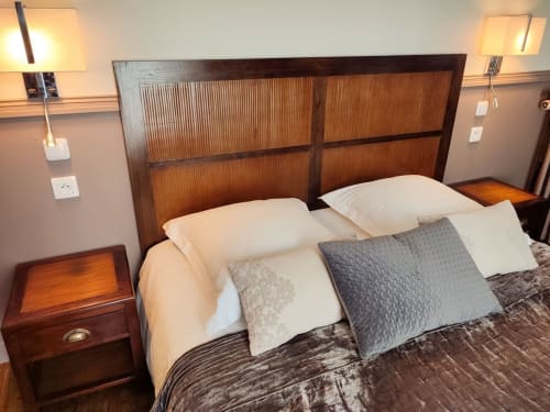 Détail de la tête de lit, lampes de chevets murales avec liseuses et prises à hauteur