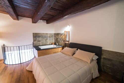 Carlo III | Corte Capomazza Apartments Naples, 4 people, double bed, living room, kitchen, private bath, shower, jacuzzi, whirlpool, tub, 2 floors