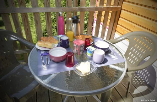 Petit-déjeuner au soleil, Domaine, hébergement insolite, La verdine, roulotte, hébergements, Aisne, Duty. 