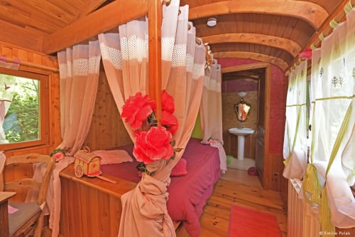 Intérieur, lit double, hébergement insolite, La verdine, roulotte, hébergements, Aisne.