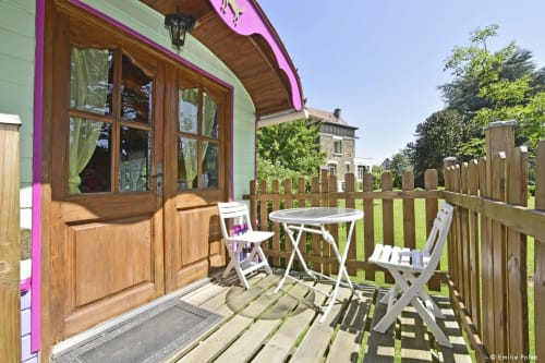Terrasse au soleil, hébergement insolite, La verdine, roulotte, hébergements, Aisne.